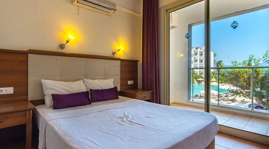 Caprice Beach Hotel  4*